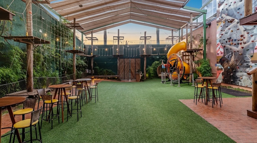 Área externa da TRYBOO, com arvorismo, escalada e escorregador, no Belvedere, em Belo Horizonte